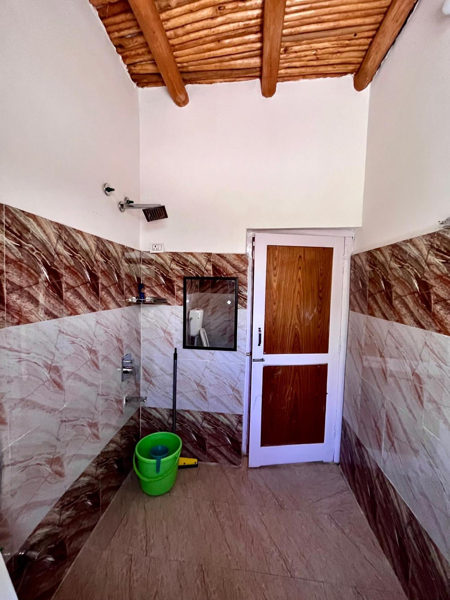 Traveller Nest Hotel Deskit Exterior photo